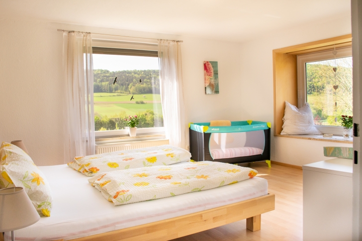 Schlafzimmer mit Kinderbett