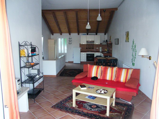 Wohnzimmer mit Essbereich und Küche