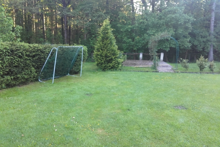 Fussballplatz im großen Gartenbereich