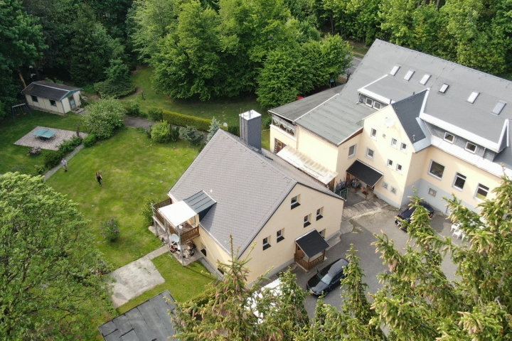 Ferienwohnungen in der Greifenbachmühle | Hauptgebäude
FeWo 1, 2 im Ober-. 3, 4 im Dachgeschoß 