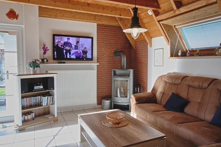 Wohnraum mit Fernseher, Musikanlage und Kamin