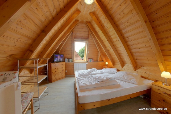 Großer Schlafraum oben; Doppelbett mit Fernseher und Wickelauflage