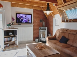 Wohnraum mit Fernseher, Musikanlage und Kamin