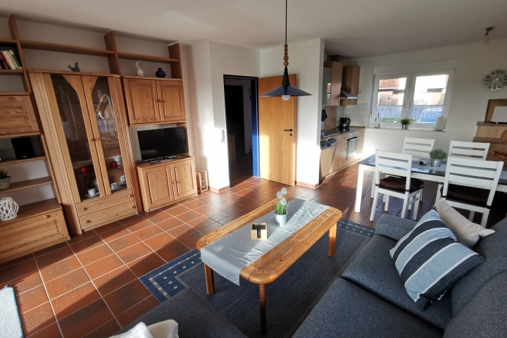Großer Wohn- Essbereich mit Küche und herrlichem Blick über die Terrasse auf die Wiesen