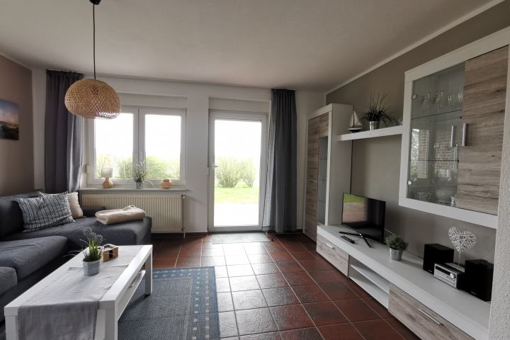 Ferienwohnungen Hofmann | Großer Wohn- Essbereich mit Küche und herrlichem Blick über die Terrasse auf die Wiesen