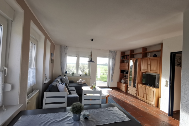 Großer Wohn- Essbereich mit Küche und herrlichem Blick über die Terrasse auf die Wiesen