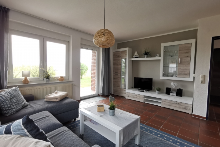 Großer Wohn- Essbereich mit Küche und herrlichem Blick über die Terrasse auf die Wiesen