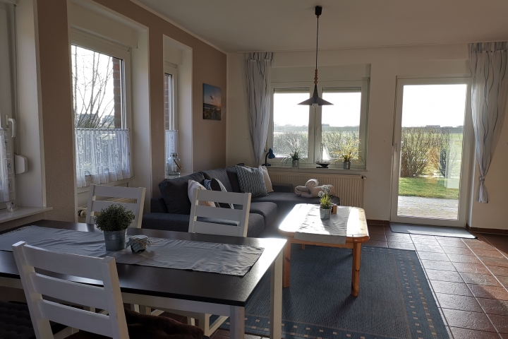 Großer Wohn- Essbereich mit Küche und herrlichem Blick über die Terrasse auf die Wiesen