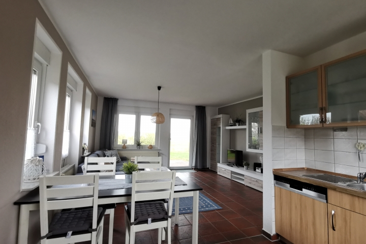 Großer Wohn- Essbereich mit Küche und herrlichem Blick über die Terrasse auf die Wiesen