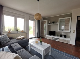 Großer Wohn- Essbereich mit Küche und herrlichem Blick über die Terrasse auf die Wiesen