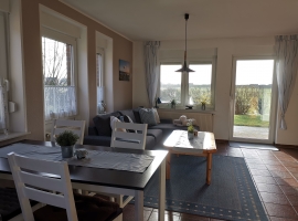 Großer Wohn- Essbereich mit Küche und herrlichem Blick über die Terrasse auf die Wiesen