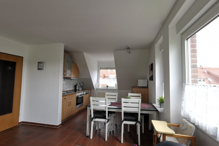 Großer Wohn- Essbereich mit Küche und herrlichem Blick über den Balkon auf die Wiesen