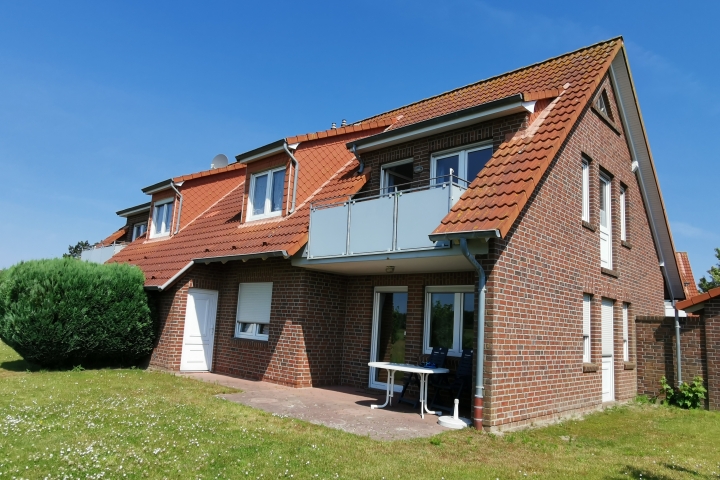 Blick vom Garten auf den Balkon der 11a und Terrasse der 11