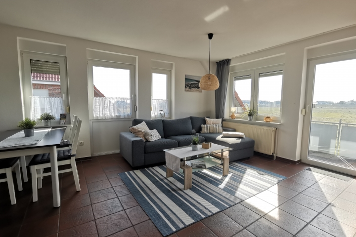 Großer Wohn- Essbereich mit Küche und herrlichem Blick über den Balkon auf die Wiesen