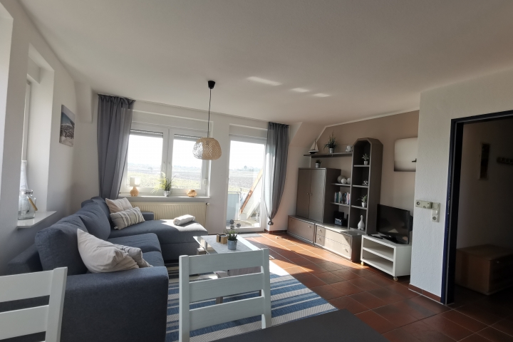 Großer Wohn- Essbereich mit Küche und herrlichem Blick über den Balkon auf die Wiesen