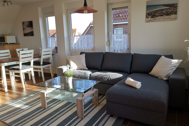 Großer Wohn- Essbereich mit Küche und herrlichem Blick über den Balkon auf die Wiesen