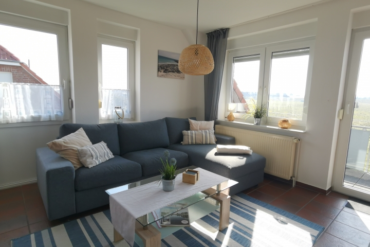 Großer Wohn- Essbereich mit Küche und herrlichem Blick über den Balkon auf die Wiesen