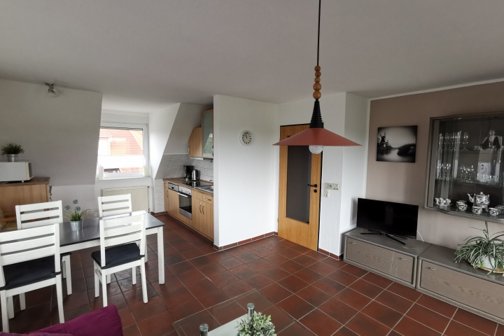 Großer Wohn- Essbereich mit Küche und herrlichem Blick über den Balkon auf die Wiesen