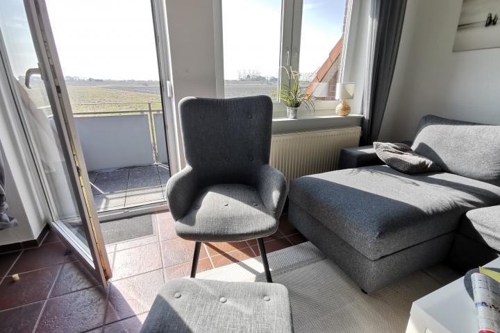 Großer Wohn- Essbereich mit Küche und herrlichem Blick über den Balkon auf die Wiesen