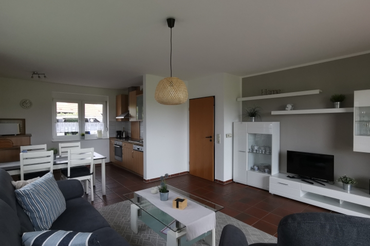 Großer Wohn- Essbereich mit Küche und herrlichem Blick über die Terrasse auf die Wiesen