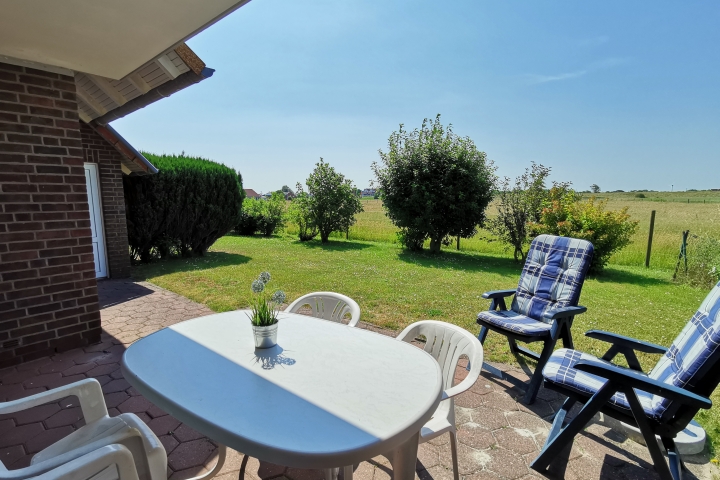 Blick auf den Garten und die Terrasse der 11c