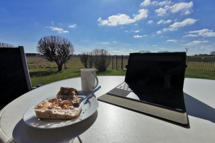 Arbeiten und Genießen auf der Terrasse