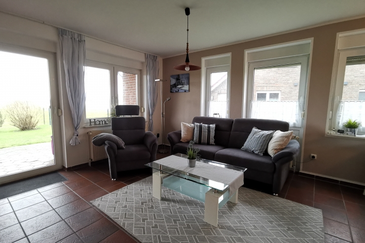Großer Wohn- Essbereich mit Küche und herrlichem Blick über die Terrasse auf die Wiesen