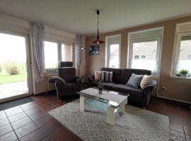 Großer Wohn- Essbereich mit Küche und herrlichem Blick über die Terrasse auf die Wiesen