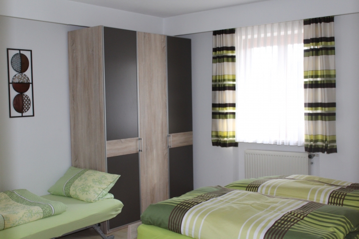 Schlafzimmer Nr. 2 mit Dusche/WC und Zustellbettmöglichkeit
