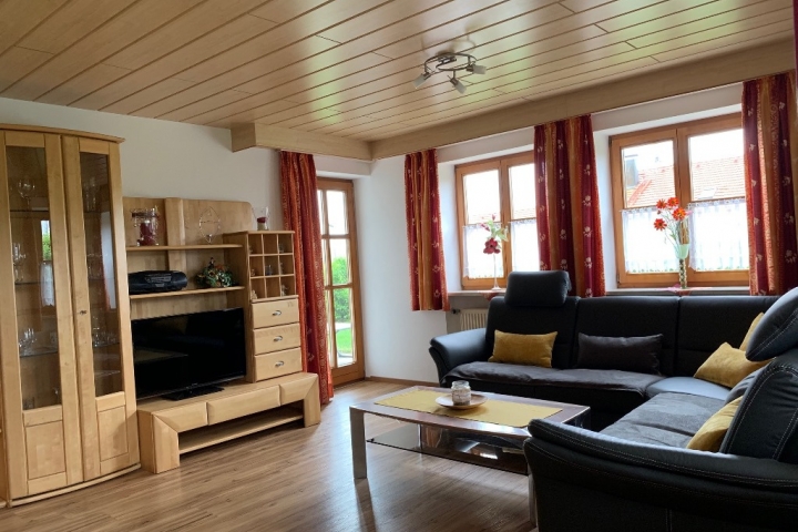 Wohnzimmer mit gemütlicher Courchgarnitur
