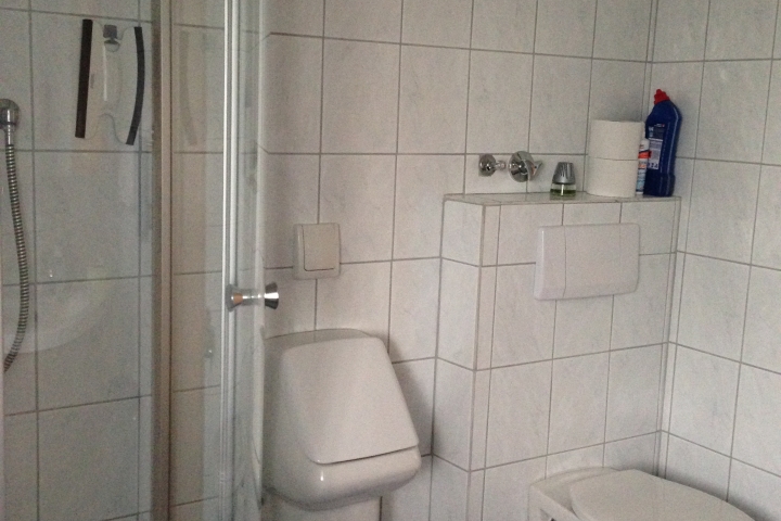 Dusche, Urinal und WC im Bad Nr. 1 bei Schlafzimmer Nr. 1