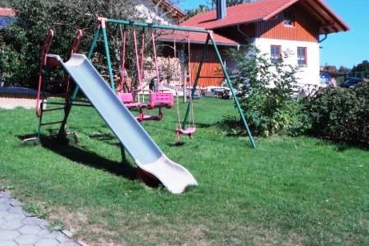 Kinderspielplatz mit Schaukel, Rutsche, Wippe und Sandkasten für die Kleinen!