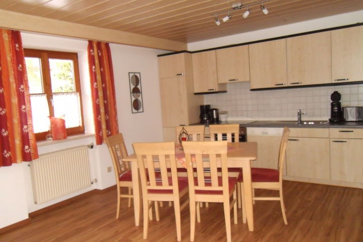 Einbauküche m. Geschirrspüler, Backofen/Ceranfeld, Dunstabzug, Kühlschrank/Gefrierfach, Kaffee- u. Padmasch., Wasserkocher, Toaster uvm.