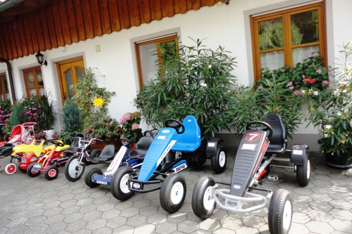 Kinder- und Jugendfahrzeuge wie Trikes, Go-Karts, Ki.-Traktor u. -Dreirad, Puppenwagen uvm.