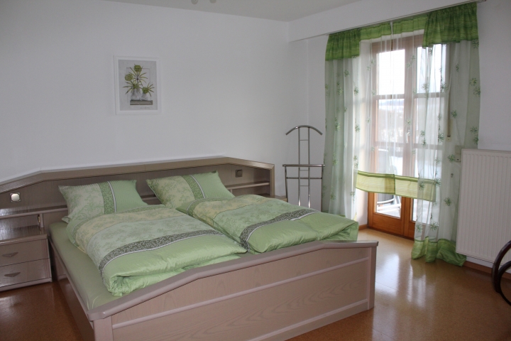 Schlafzimmer Nr. 1 mit Dusche/ WC und
Zustellbettmöglichkeit