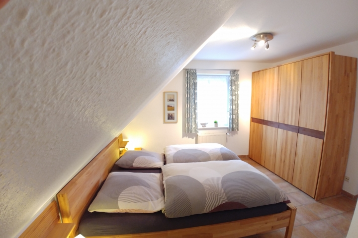 Schlafzimmer 1 mit einem Doppelbett