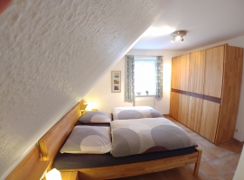 Schlafzimmer 1 mit einem Doppelbett