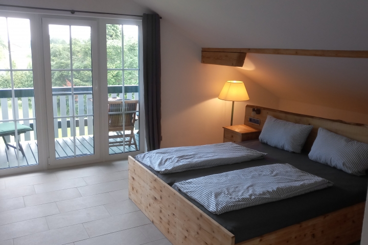 Ferienhaus Damberg | Schlafzimmer mit Balkon zur Ostseite