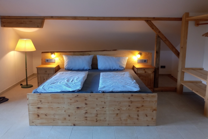 Schlafzimmer mit einem Doppel und einem Einzelbett