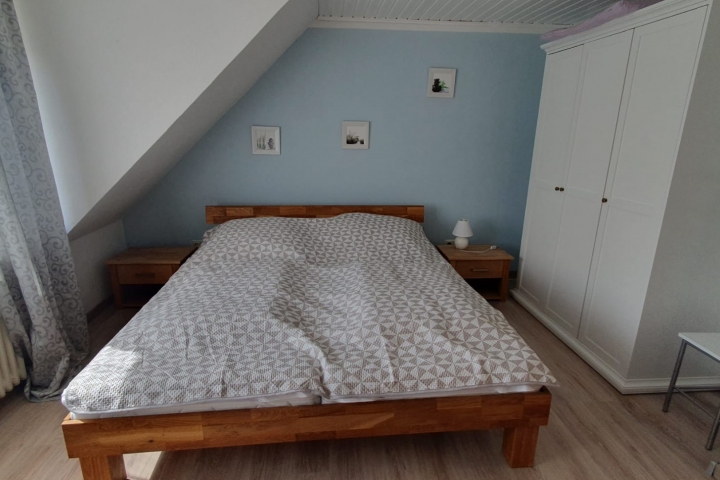 Schlafzimmer Nummer 1 mit Doppelbett , 3 Türerkleiderschrank , Nachtschränken.