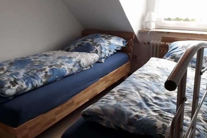Schlafzimmer Nummer 2 mit 2 Einzelbetten