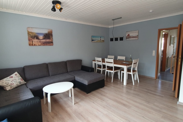 Sofa ausziehbar und Essbereich für 6 Personen plus Kleinkind