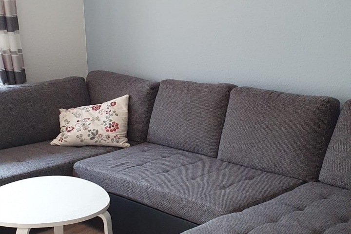 Sofa in der Stube ausziehbar .