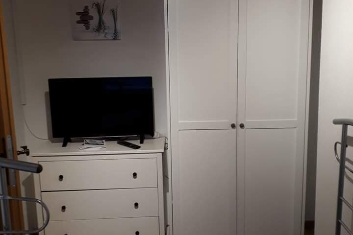 Schlafzimmer Nummer 2 mit 2 Türerkleiderschrank, Kommode und Smart TV .