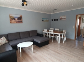 Sofa ausziehbar und Essbereich für 6 Personen plus Kleinkind 