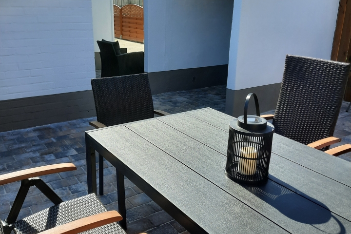 Terrasse Bild 2 , direkter Zugang durch die Gartenlaube