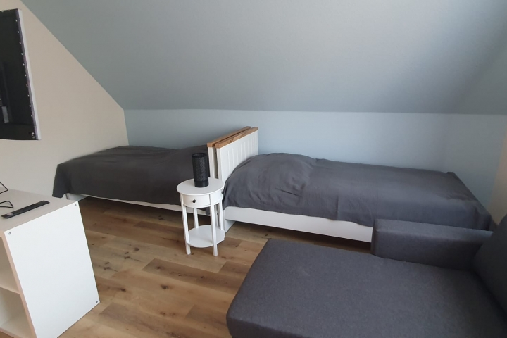 Zweites Schlafzimmer mit Wohnbereich und Ambilight TV Bild 1