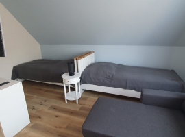 Zweites Schlafzimmer mit Wohnbereich und Ambilight TV Bild 1