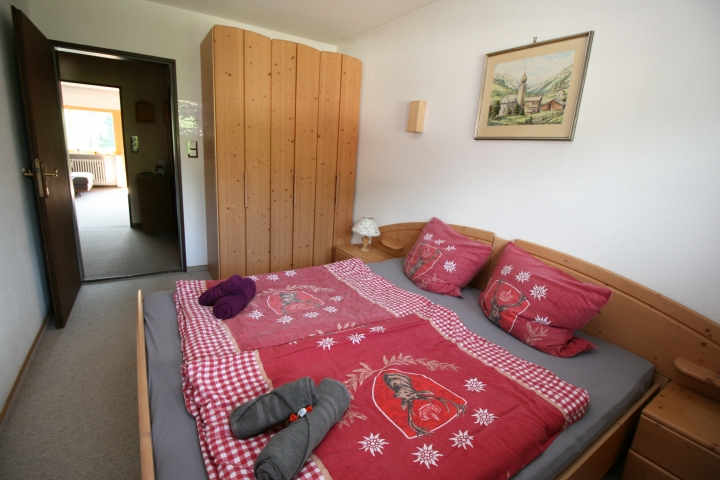 Schlafzimmer … mit großem Schrank