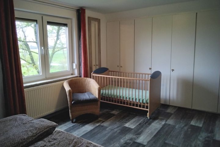Schlafzimmer OG mit Babybett und Schrank